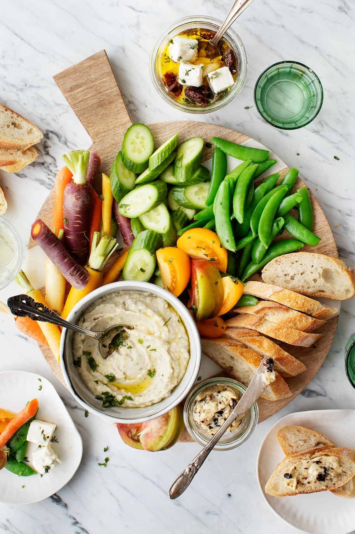 Crudité platter with fresh tomatoes