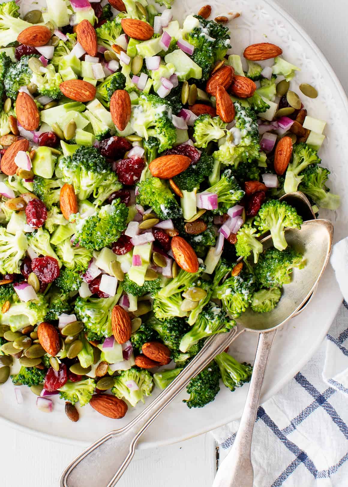 https://cdn.loveandlemons.com/wp-content/uploads/2019/05/broccoli-salad-recipe1.jpg