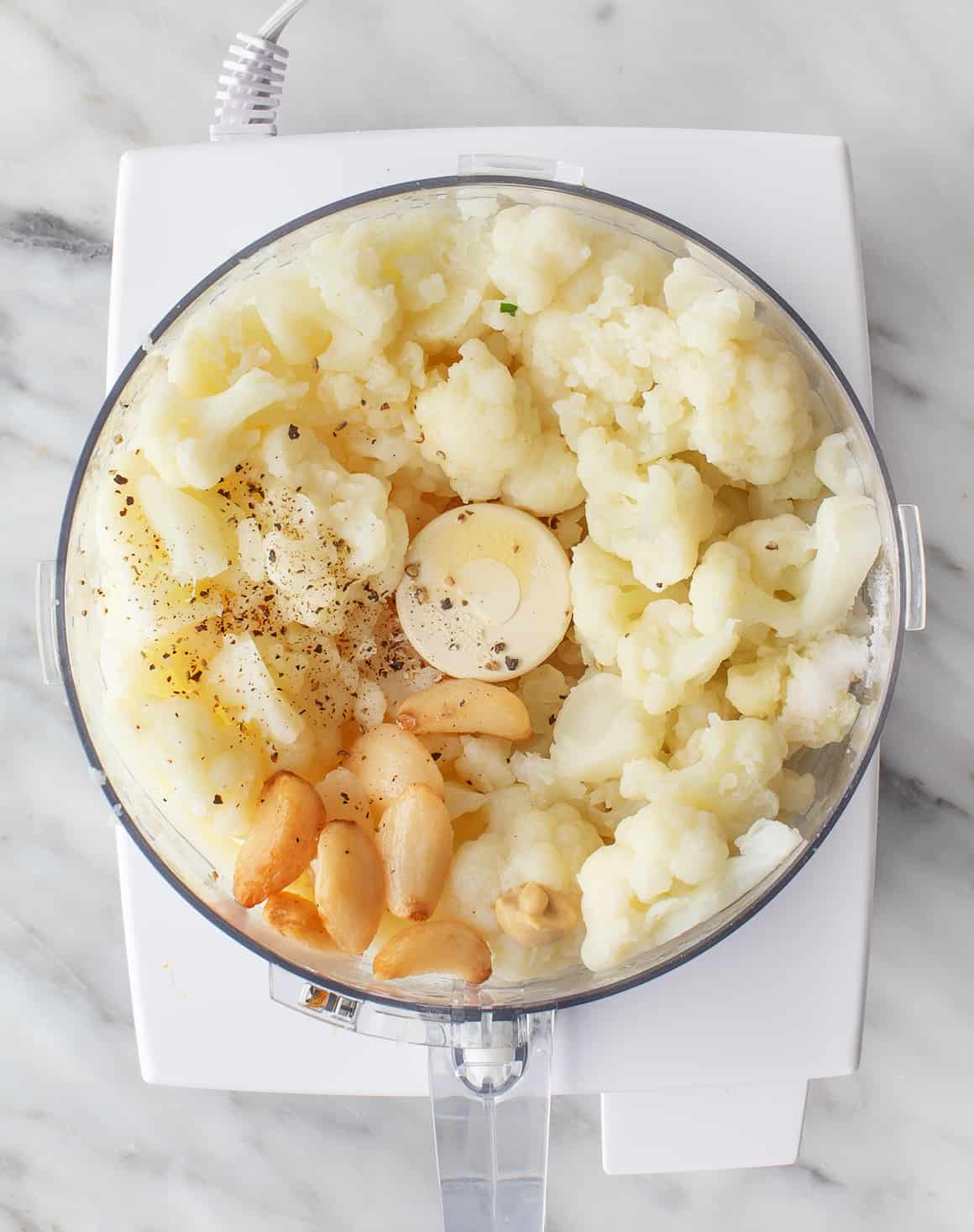 Boiled cauliflower and roasted garlic in a food processor