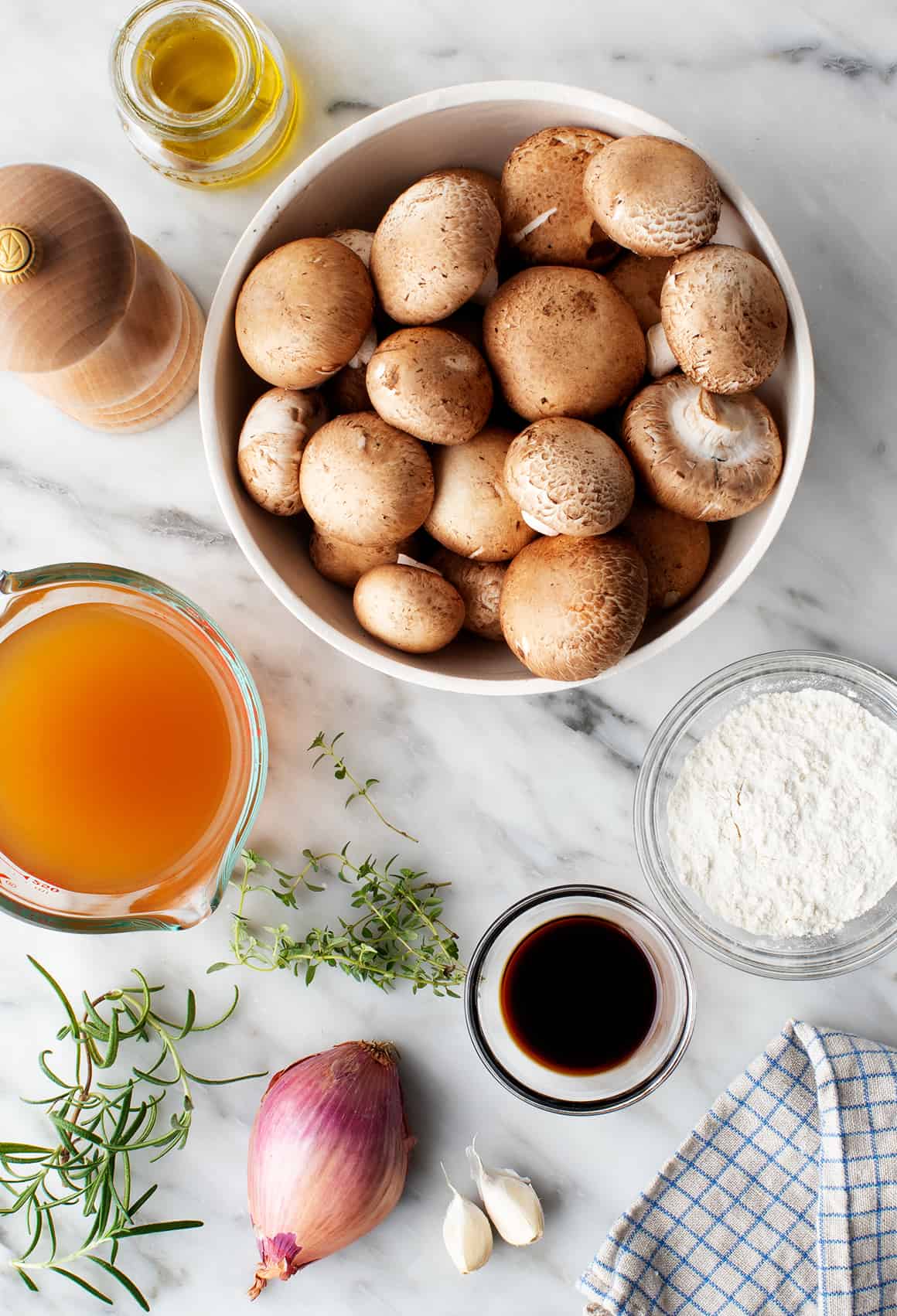 https://cdn.loveandlemons.com/wp-content/uploads/2020/10/how-to-make-mushroom-gravy.jpg