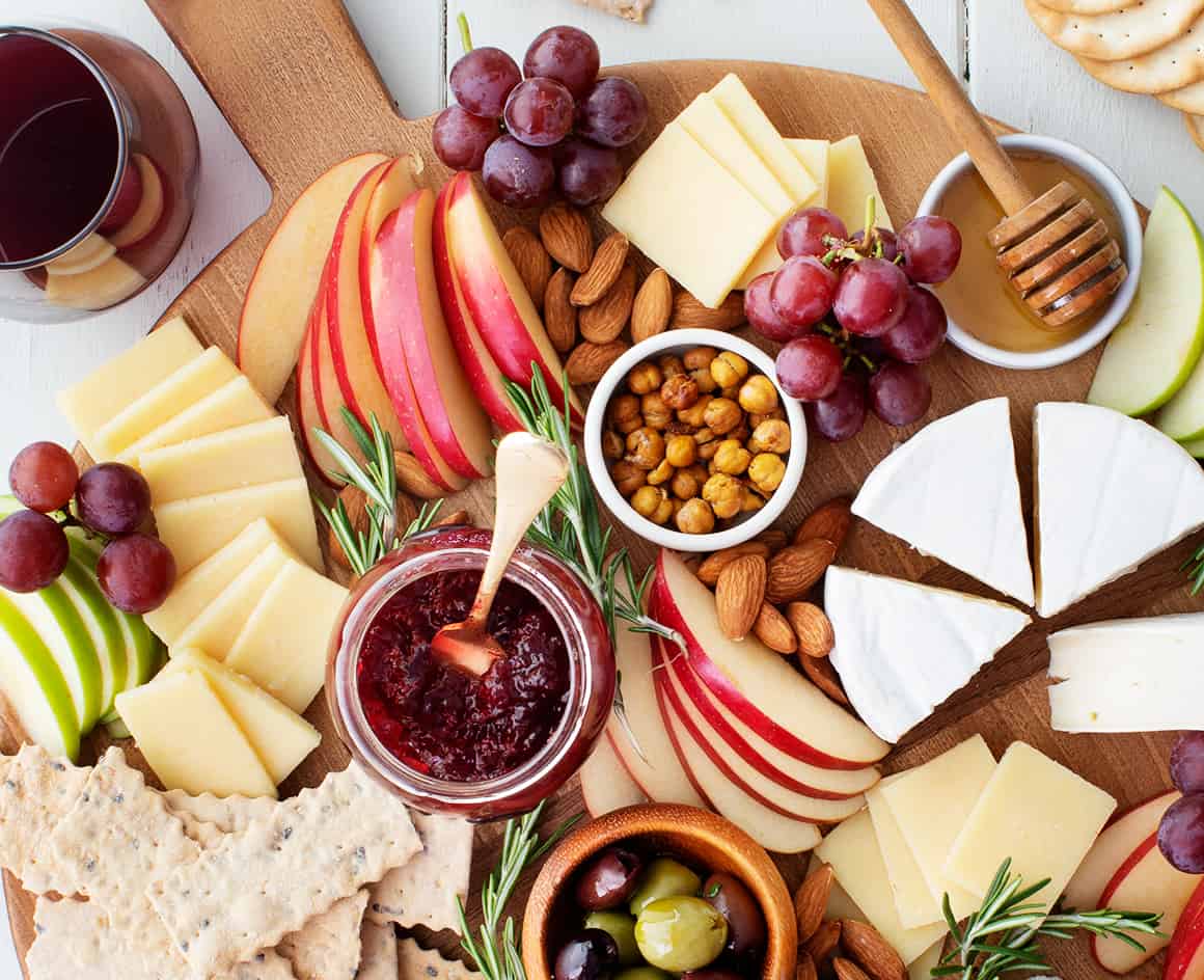 How To Build The Perfect Vegetarian Cheese Board