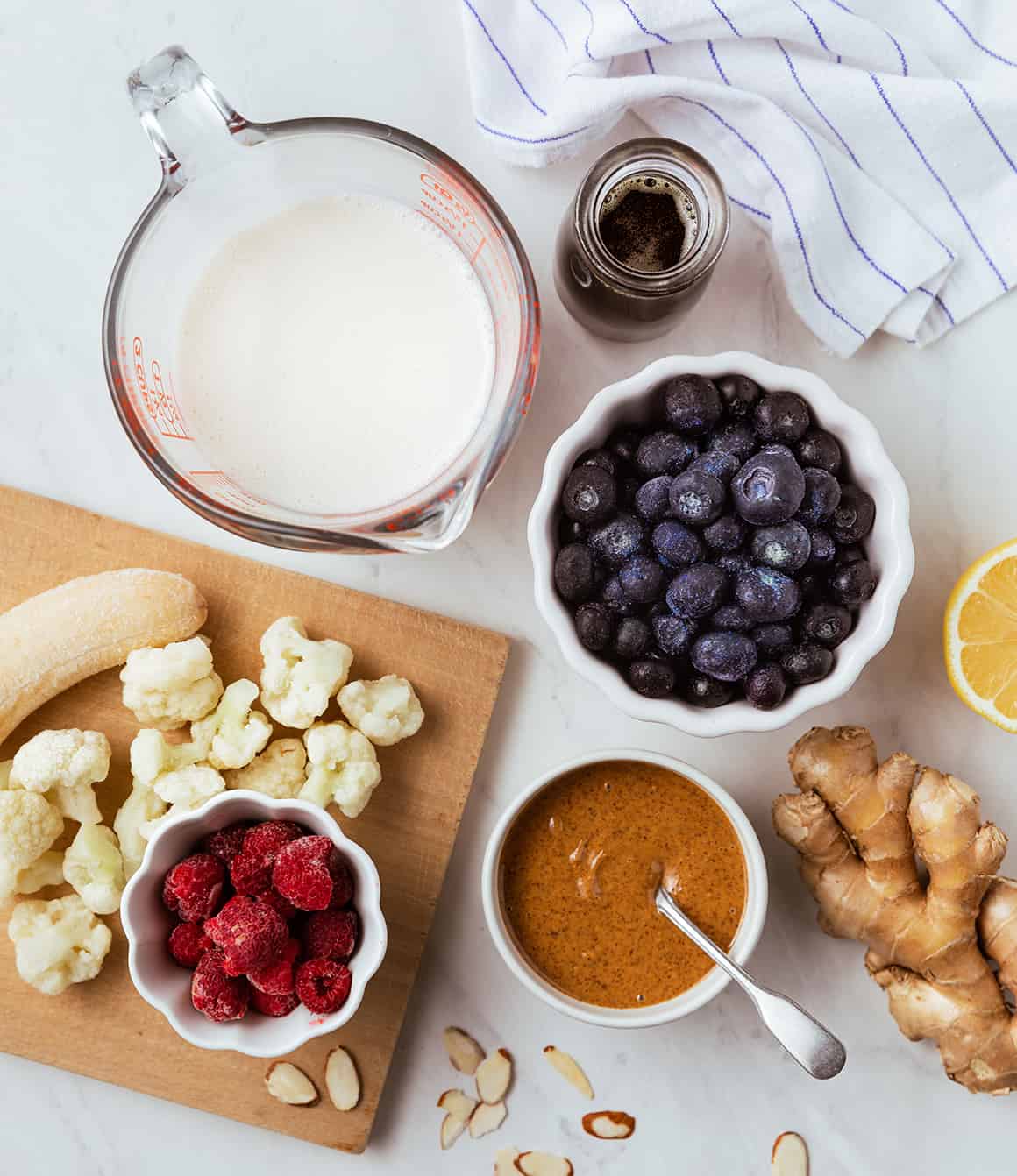 https://cdn.loveandlemons.com/wp-content/uploads/2022/02/how-to-make-a-blueberry-smoothie.jpg