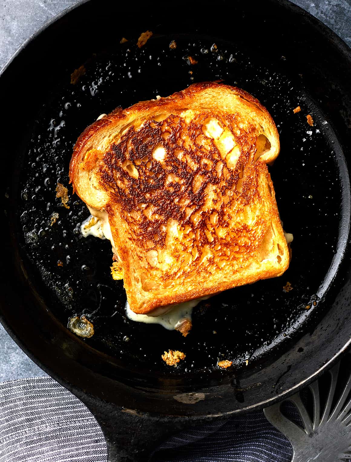 Do guys cook on this middle griddle thing? : r/castiron