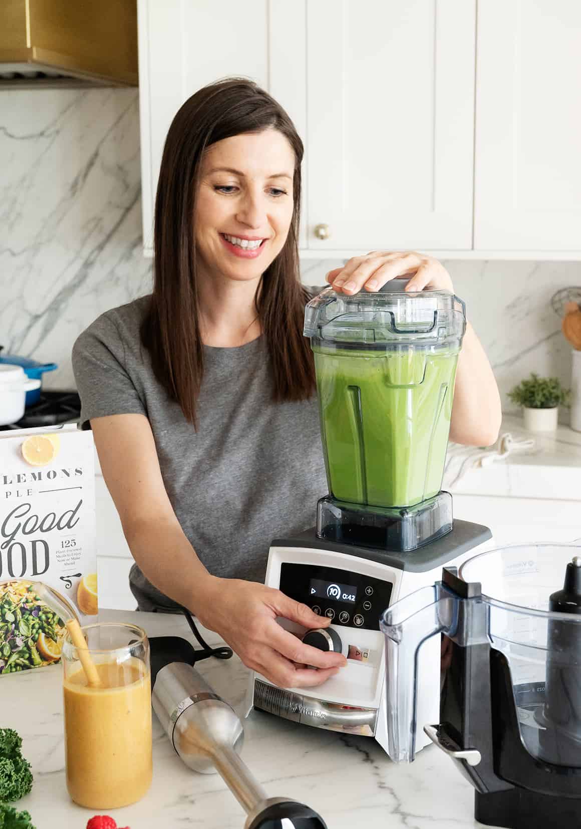 Jeanine using Vitamix A3500 Ascent Series Blender to make a green smoothie