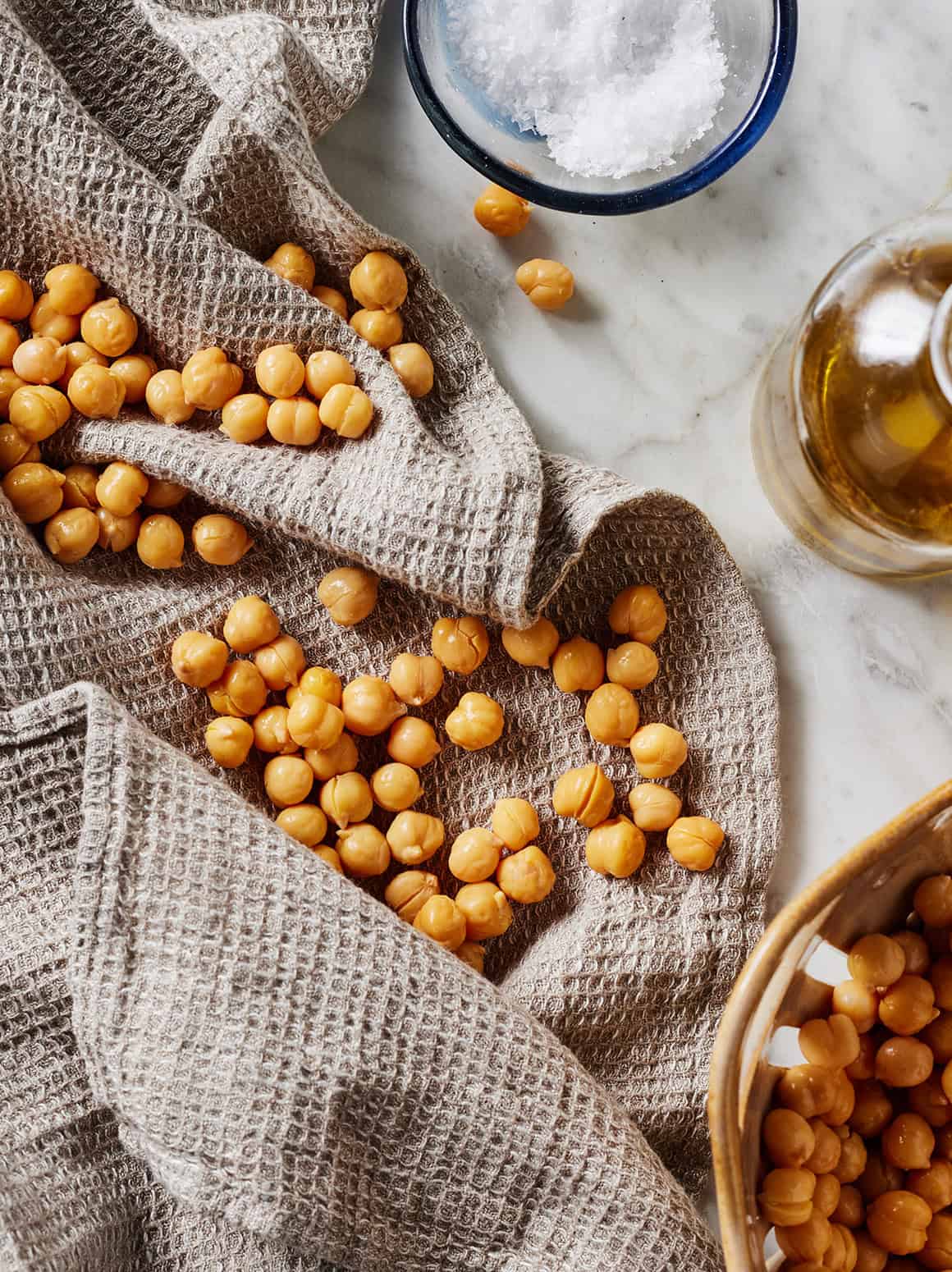 Drying chickpeas with kitchen towel
