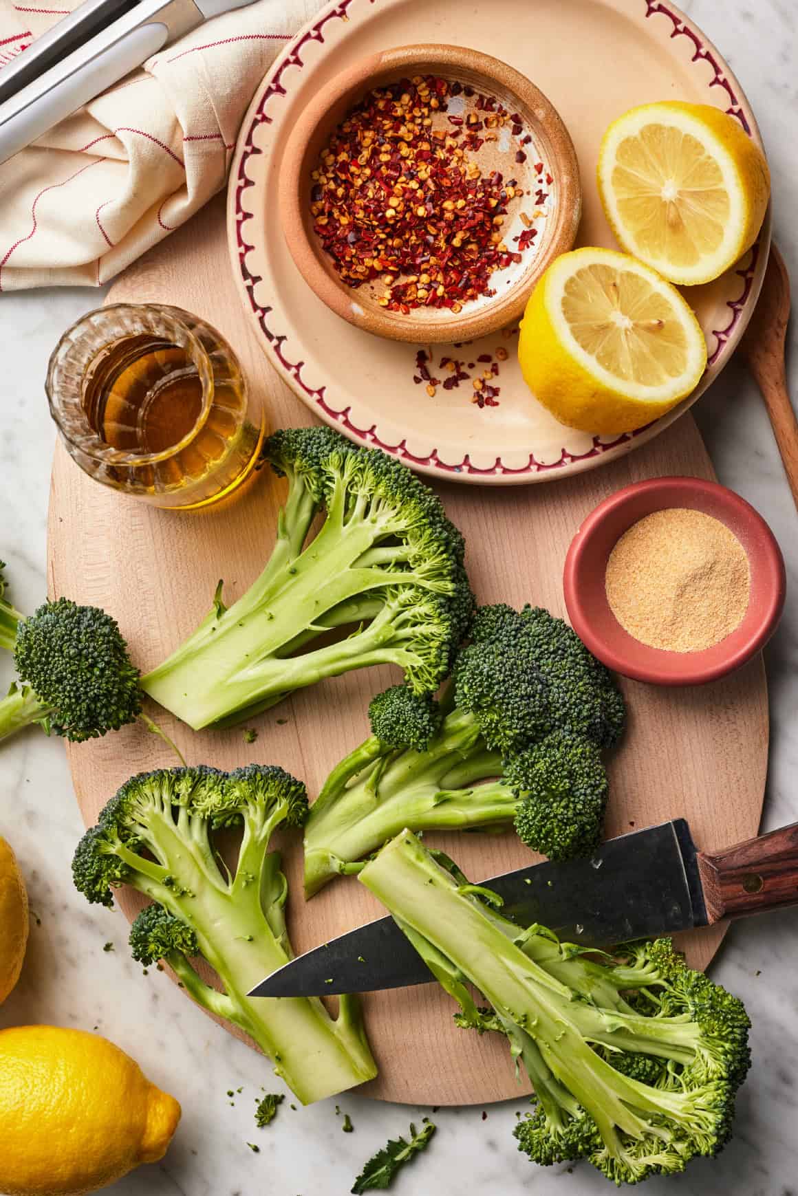 Recipe ingredients - broccoli, lemon, garlic powder, olive oil, and red pepper flakes