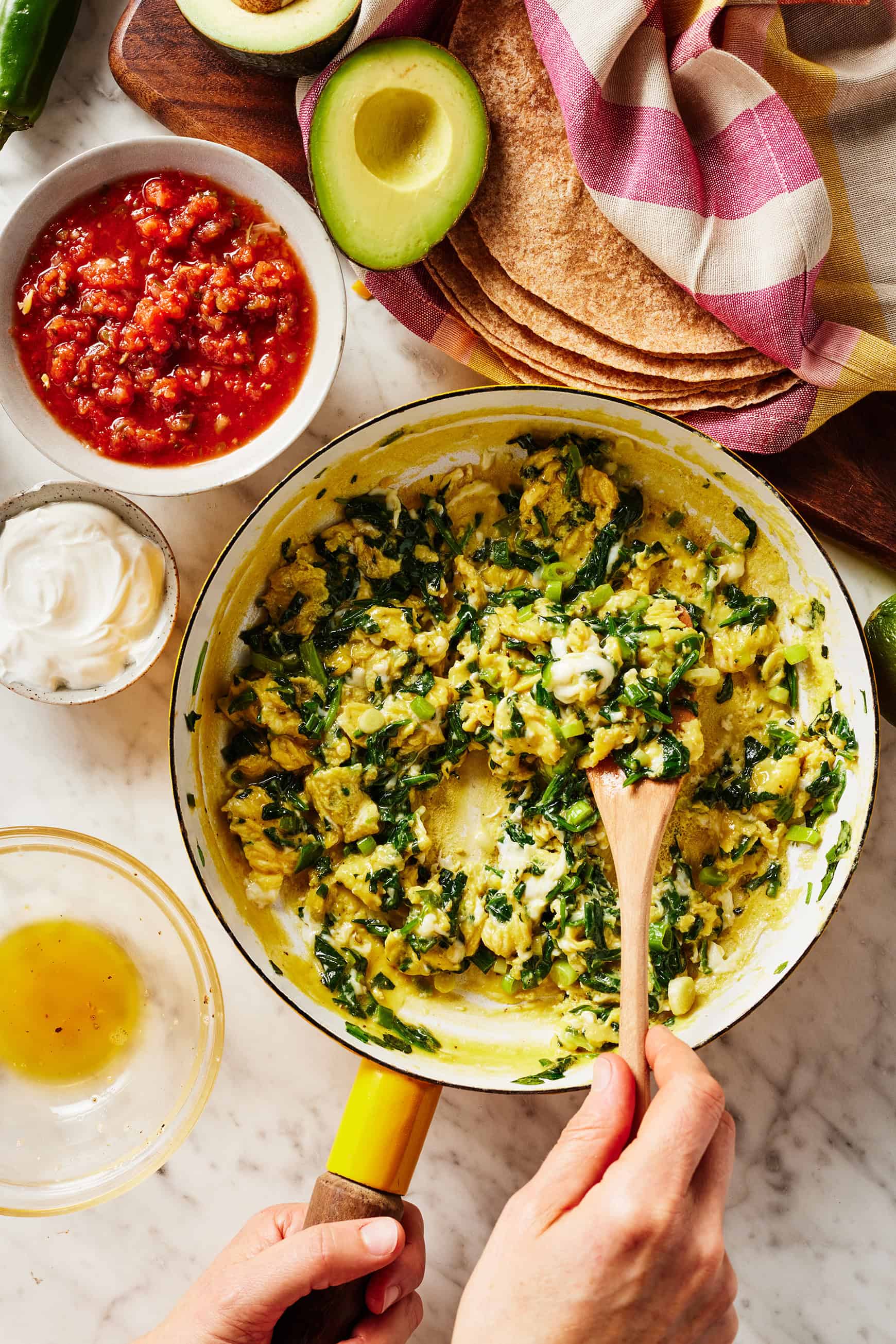 Scrambled egg filling for breakfast quesadilla recipe