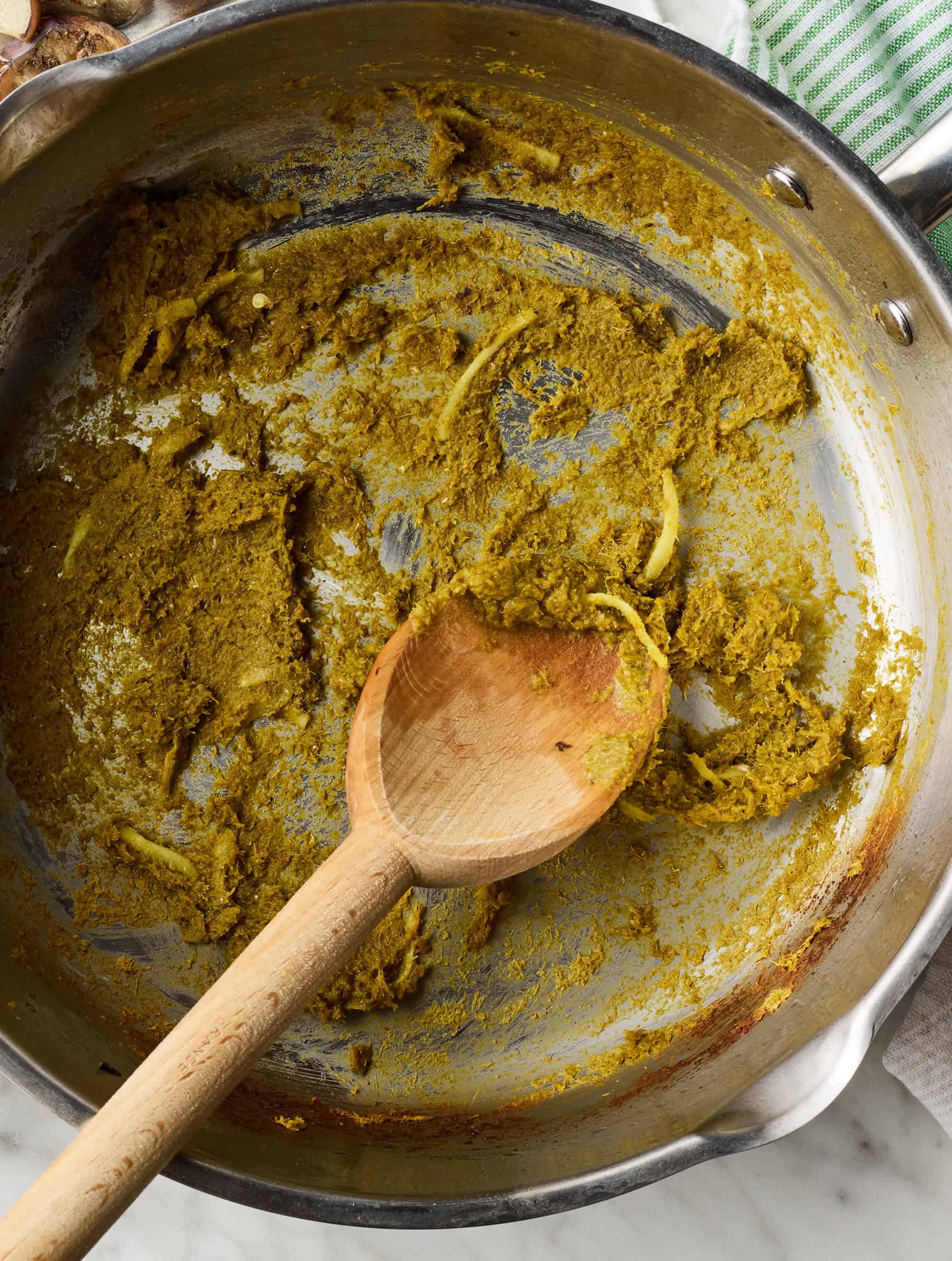 Cooking green curry paste in skillet